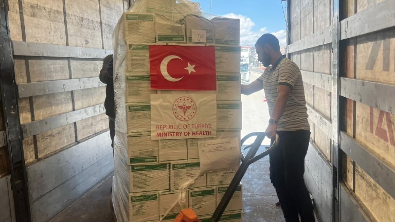 Foto - Sağlık Bakanlığı'ndan İran'a ikinci etap insani yardım amaçlı tıbbi malzeme gönderildi!