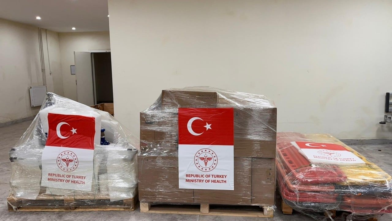 Foto - Sağlık Bakanlığı'ndan İran'a insani yardım: 3 tır tam 60 palet...