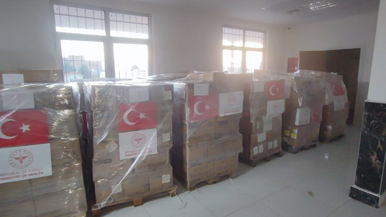 Foto - Sağlık Bakanlığı'ndan İran'a insani yardım: 3 tır tam 60 palet...