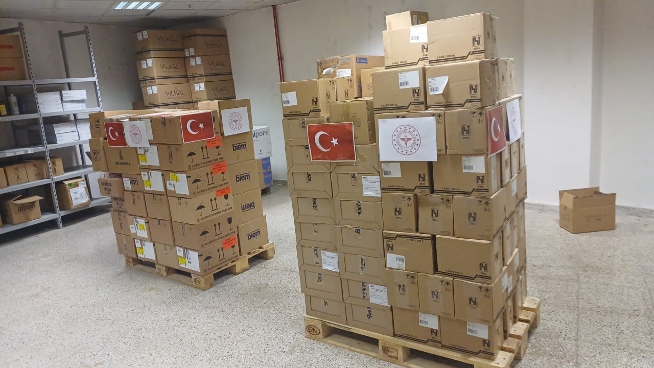 Foto - Sağlık Bakanlığı'ndan İran'a insani yardım: 3 tır tam 60 palet...