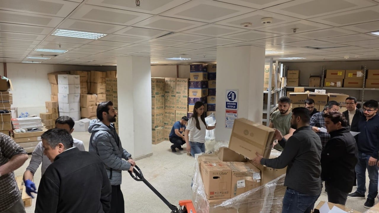 Foto - Sağlık Bakanlığı'ndan İran'a insani yardım: 3 tır tam 60 palet...