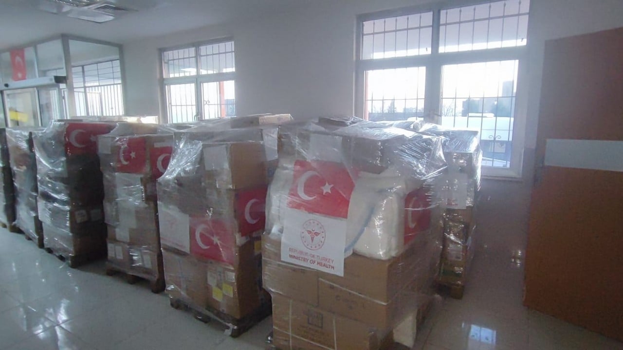 Foto - Sağlık Bakanlığı'ndan İran'a insani yardım: 3 tır tam 60 palet...