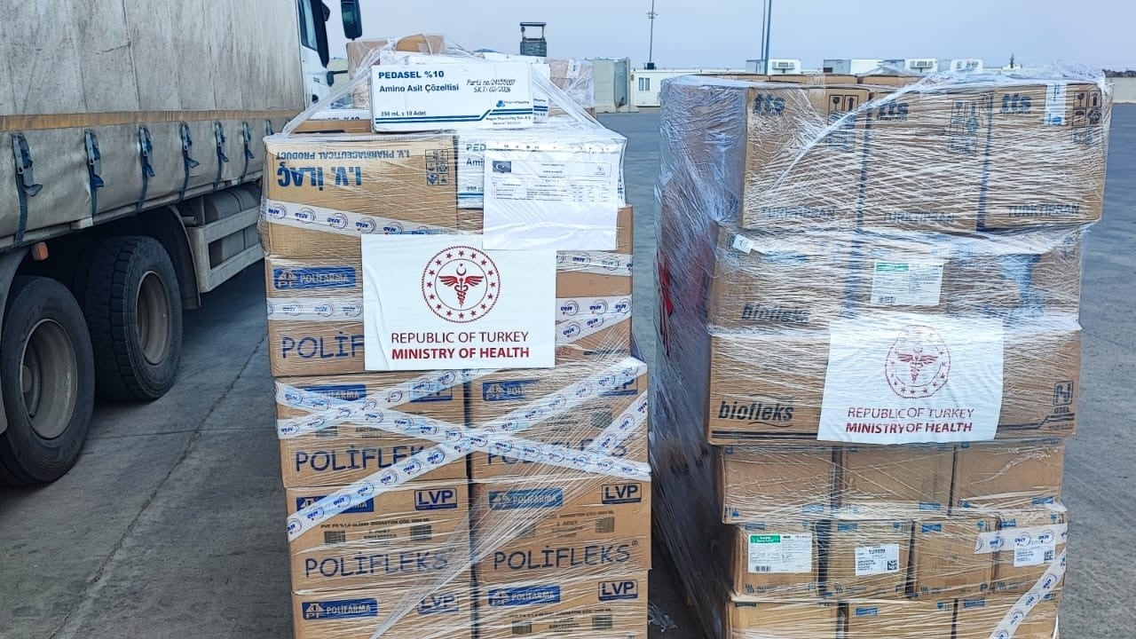 Foto - Sağlık Bakanlığı'ndan İran'a insani yardım: 3 tır tam 60 palet...
