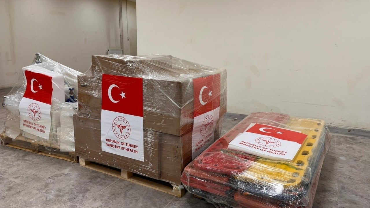 Foto - Sağlık Bakanlığı'ndan İran'a insani yardım: 3 tır tam 60 palet...