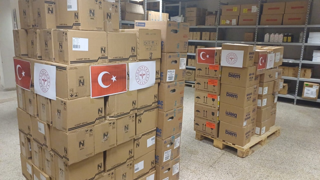 Foto - Sağlık Bakanlığı'ndan İran'a insani yardım: 3 tır tam 60 palet...