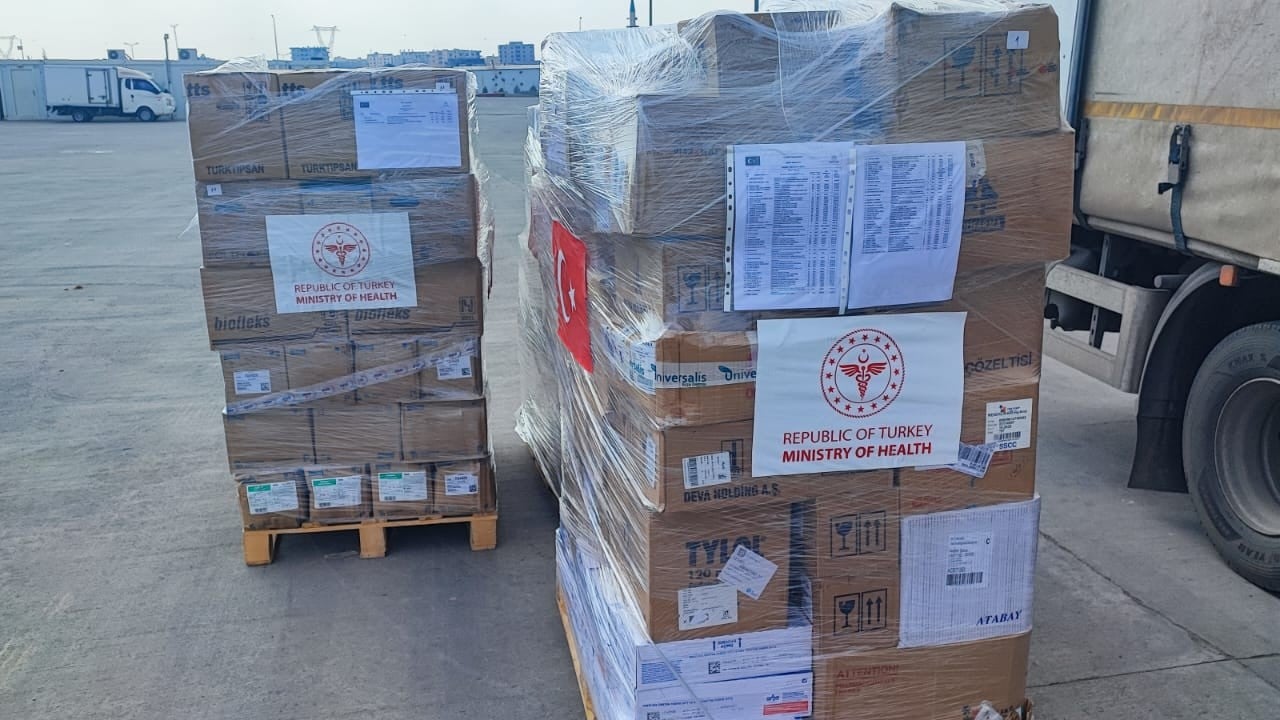 Foto - Sağlık Bakanlığı'ndan İran'a insani yardım: 3 tır tam 60 palet...