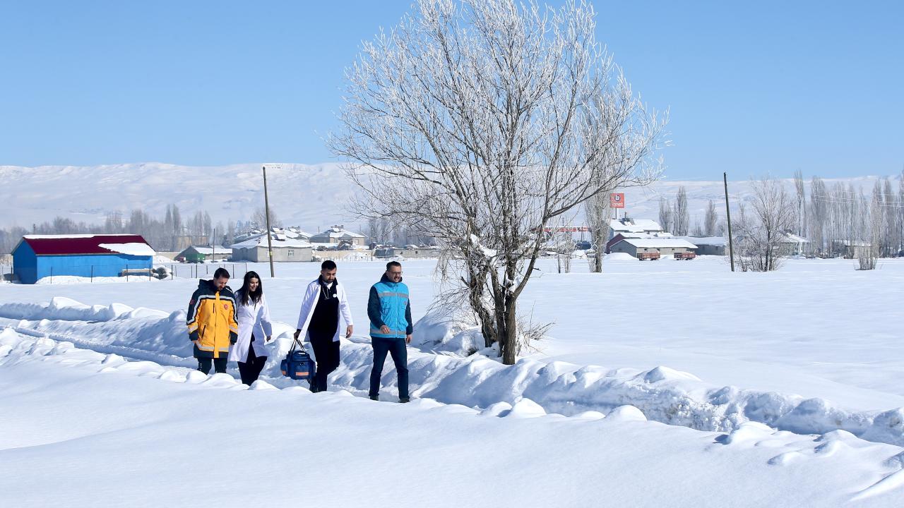 Sağlık ekipleri karlı yollarda! Eksi 25 derecede hastalara hizmet veriyorlar