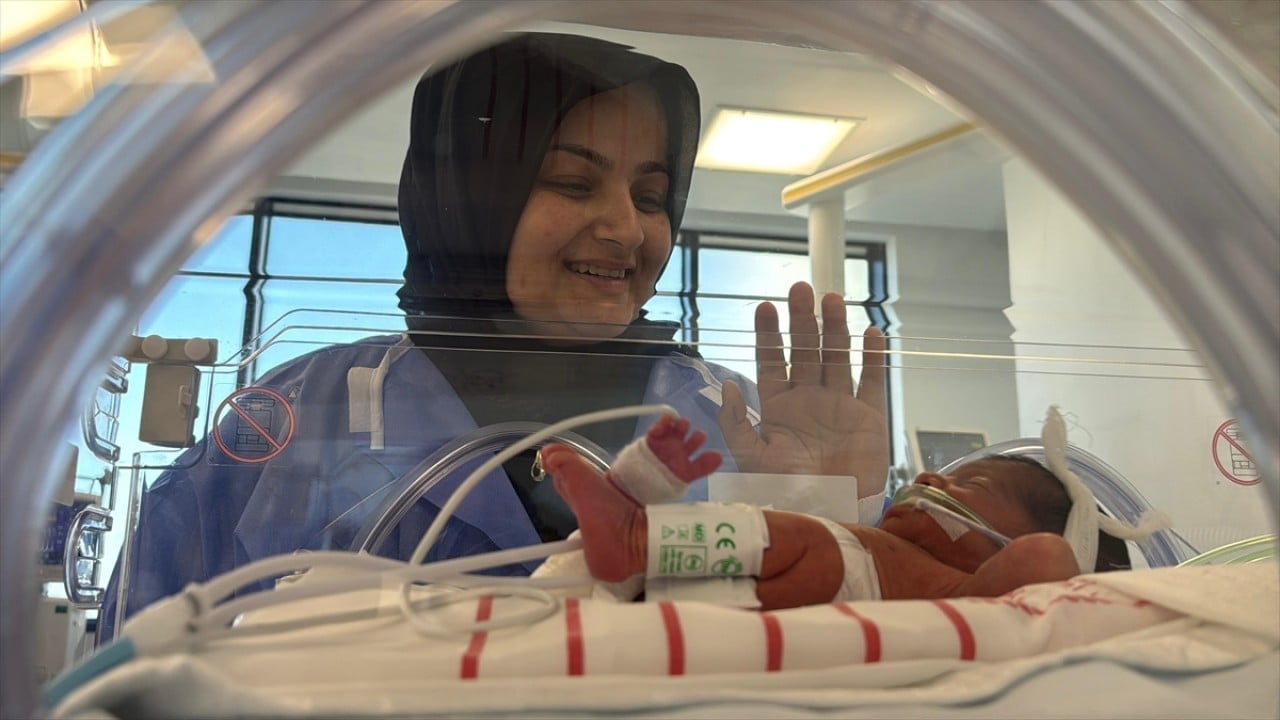 Sağlıklı olarak dünyaya geldi Anne karnında ameliyatla hayata tutundu
