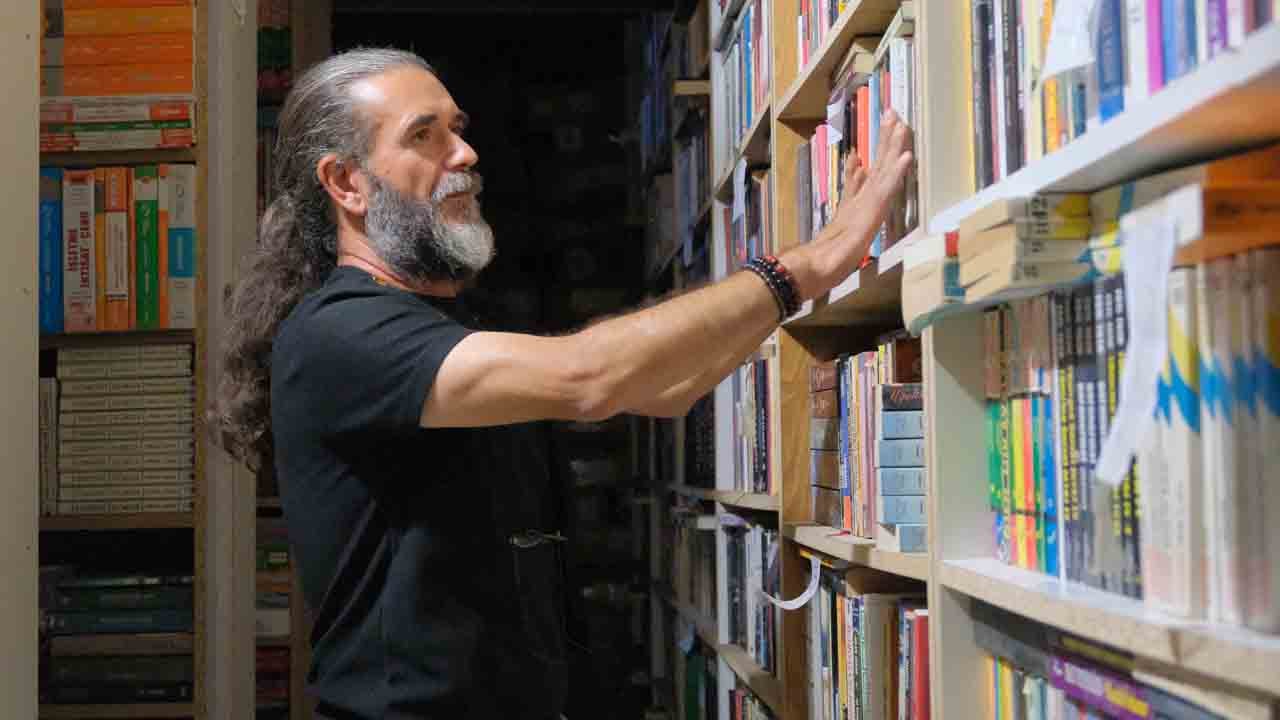Sahaf dükkanında apayrı bir dünyası var… Gönül kütüphanesine 53 bin eser sığdırdı