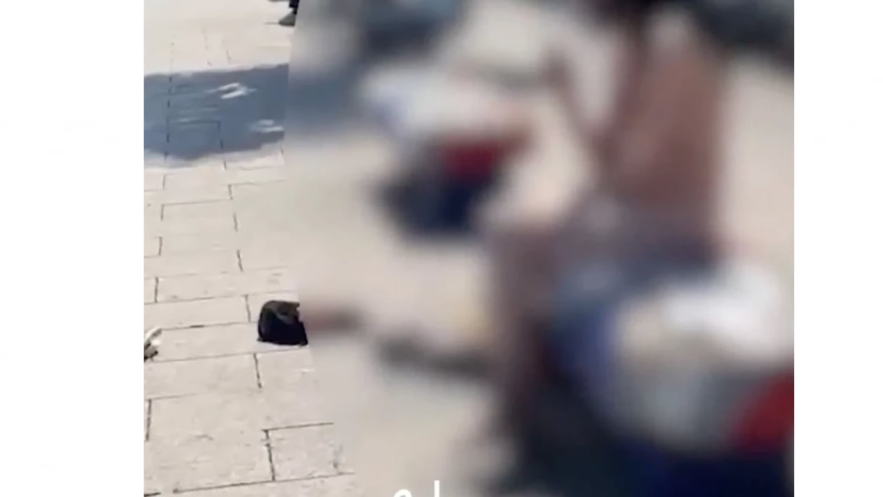 Foto - Sahilde çıplak dolaşan kadın dayağı yedi! O anlar böyle görüntülendi!