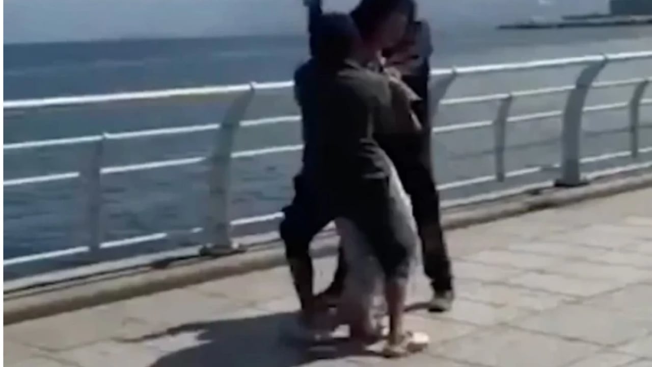 Foto - Sahilde çıplak dolaşan kadın dayağı yedi! O anlar böyle görüntülendi!