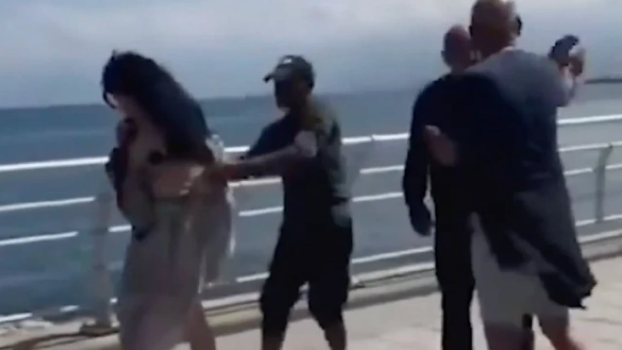Foto - Sahilde çıplak dolaşan kadın dayağı yedi! O anlar böyle görüntülendi!