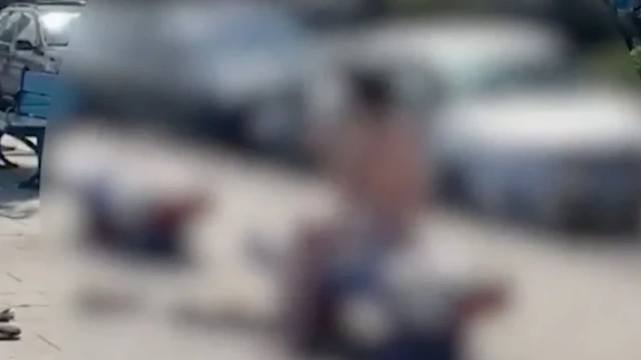 Foto - Sahilde çıplak dolaşan kadın dayağı yedi! O anlar böyle görüntülendi!