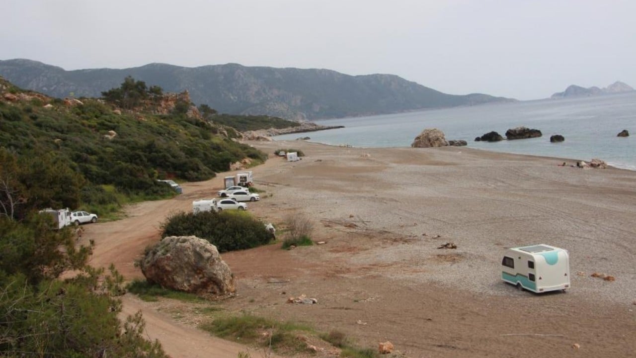 Sahili işgal eden karavanları jandarma kaldırdı