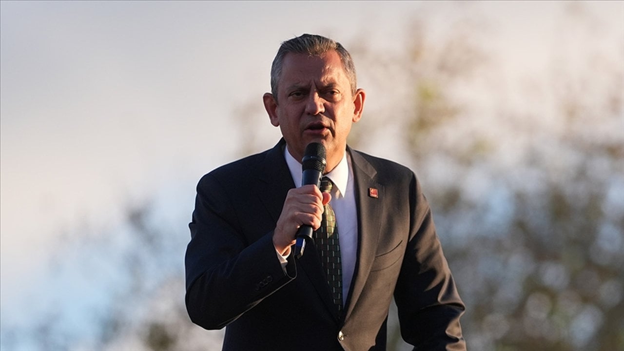 Foto - Sahnede Allah’a, Kur’an’a, İslam’a kin kusmuştu... Özgür Özel’den skandal "Deniz Göktaş" kararı
