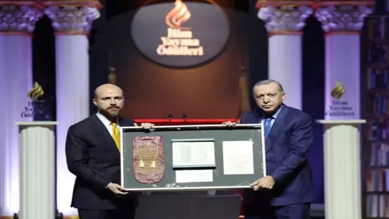Foto - Sahnede duygulandıran an! Bilal Erdoğan, babasıyla önce tokalaştı, sonra...