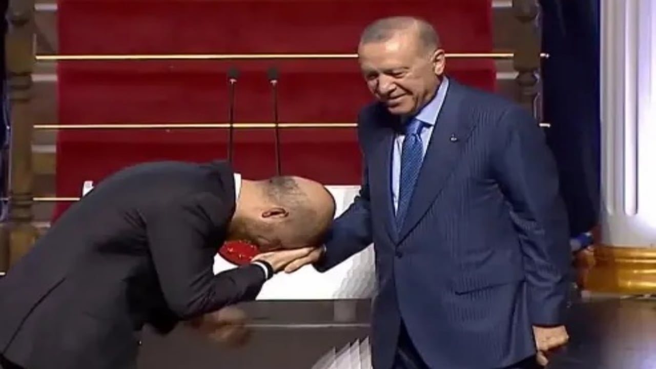 Foto - Sahnede duygulandıran an! Bilal Erdoğan, babasıyla önce tokalaştı, sonra...