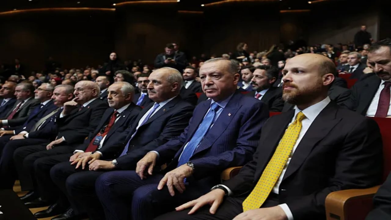 Foto - Sahnede duygulandıran an! Bilal Erdoğan, babasıyla önce tokalaştı, sonra...