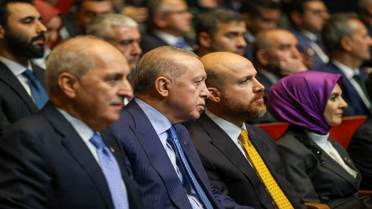 Foto - Sahnede duygulandıran an! Bilal Erdoğan, babasıyla önce tokalaştı, sonra...