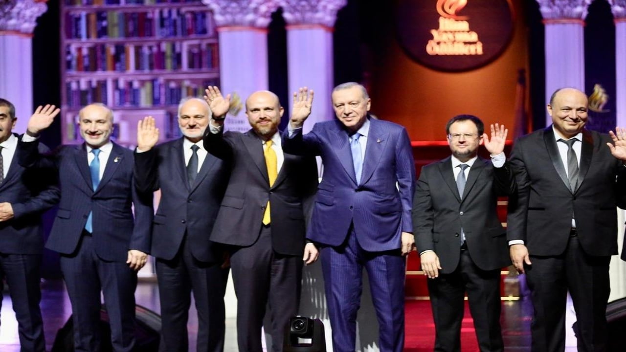 Foto - Sahnede duygulandıran an! Bilal Erdoğan, babasıyla önce tokalaştı, sonra...