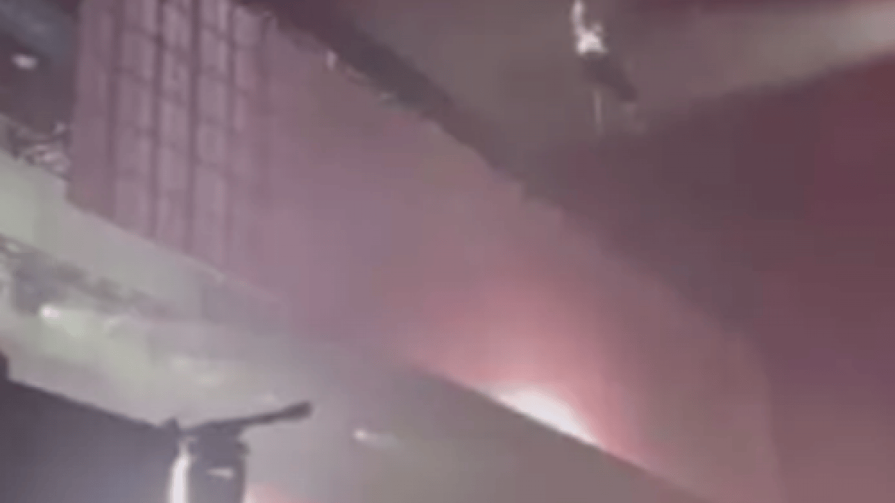 Foto - Sahnede talihsiz kaza: Ünlü şarkıcı az kalsın ölüyordu