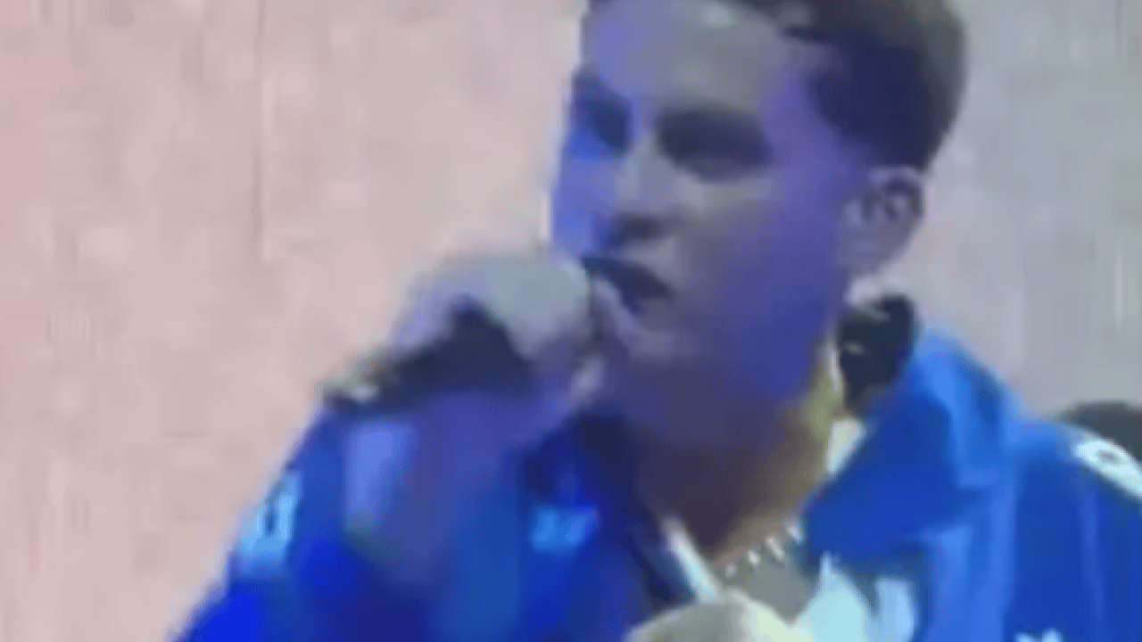 Foto - Sahnede talihsiz kaza: Ünlü şarkıcı az kalsın ölüyordu