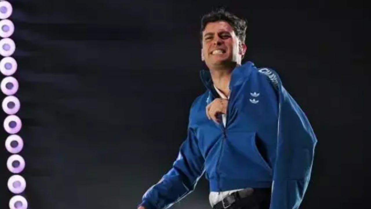 Sahnede talihsiz kaza: Ünlü şarkıcı az kalsın ölüyordu