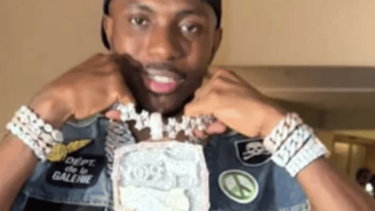 Foto - Şaka değil gerçek: Tamı tamına 1,5 kilo... Victor Osimhen'in doğum günü kolyesi gündem oldu