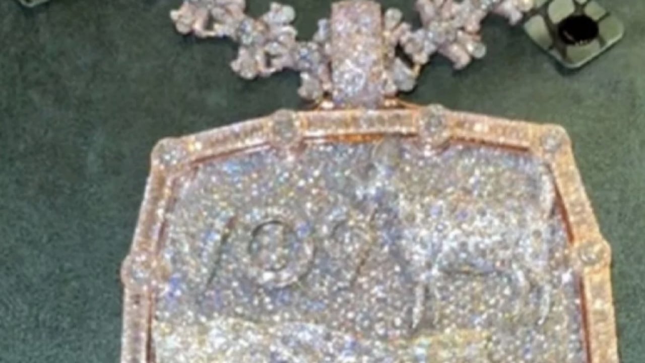 Şaka değil gerçek: Tamı tamına 1,5 kilo... Victor Osimhen'in doğum günü kolyesi gündem oldu