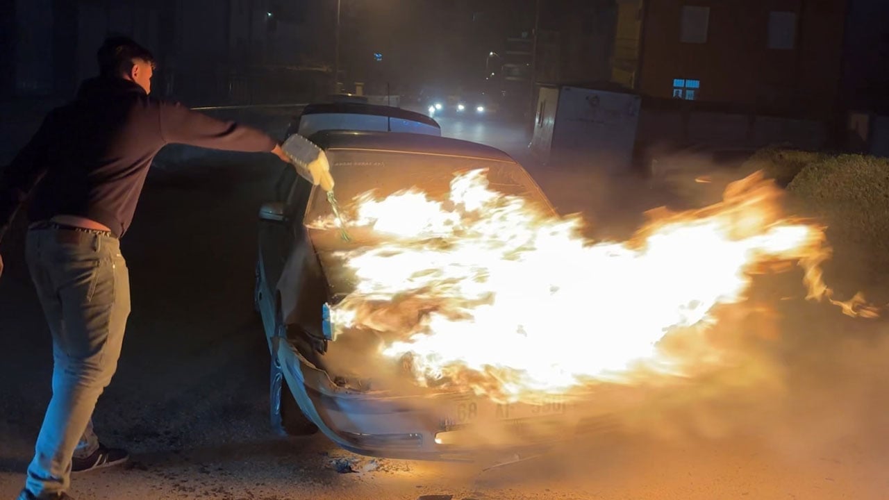 Foto - Şaka değil gerçek! Yanan otomobile antifriz döktü