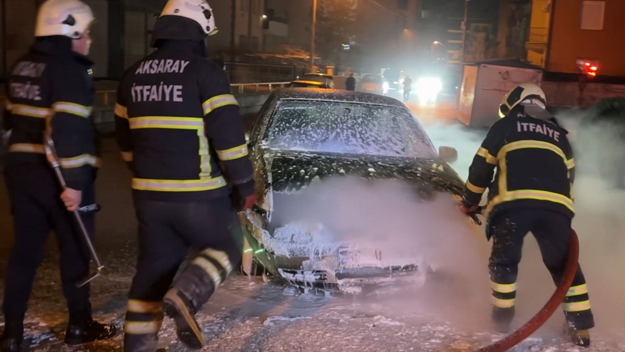 Foto - Şaka değil gerçek! Yanan otomobile antifriz döktü