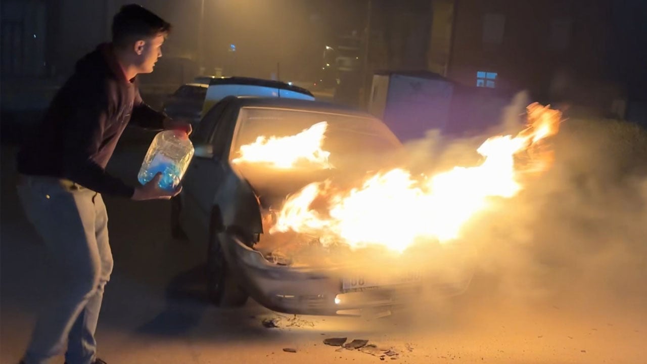 Foto - Şaka değil gerçek! Yanan otomobile antifriz döktü