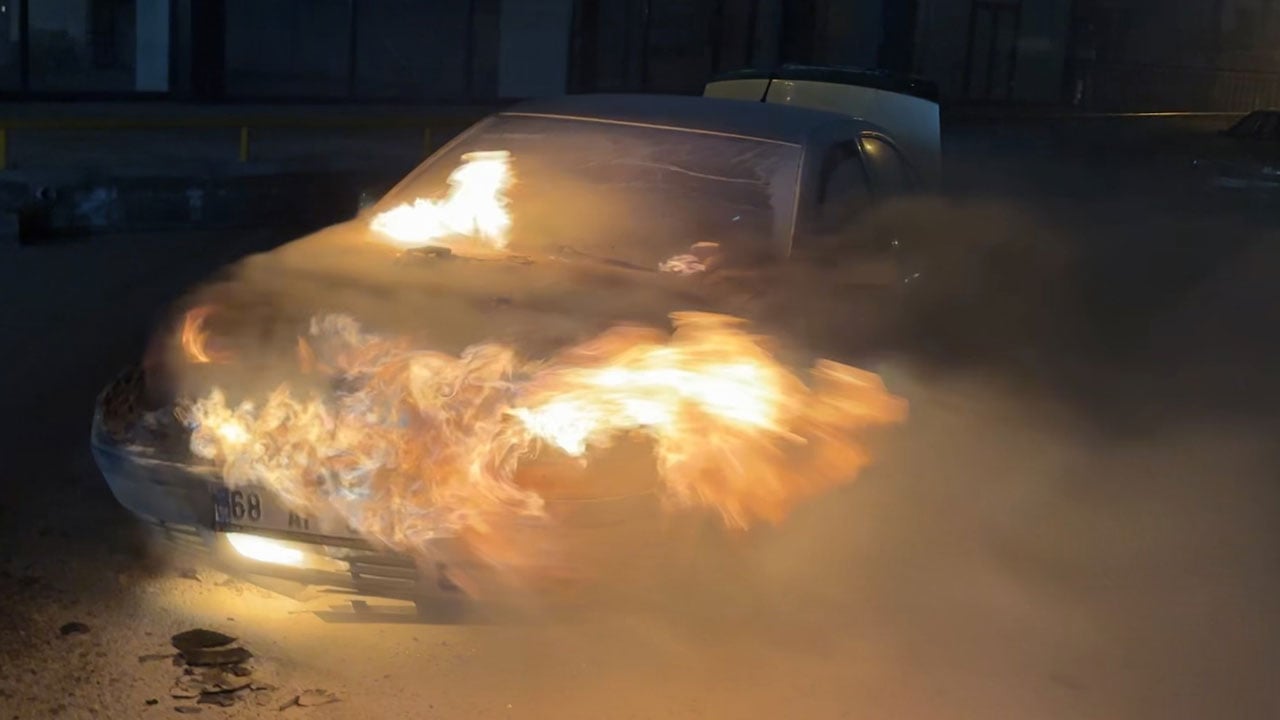 Foto - Şaka değil gerçek! Yanan otomobile antifriz döktü