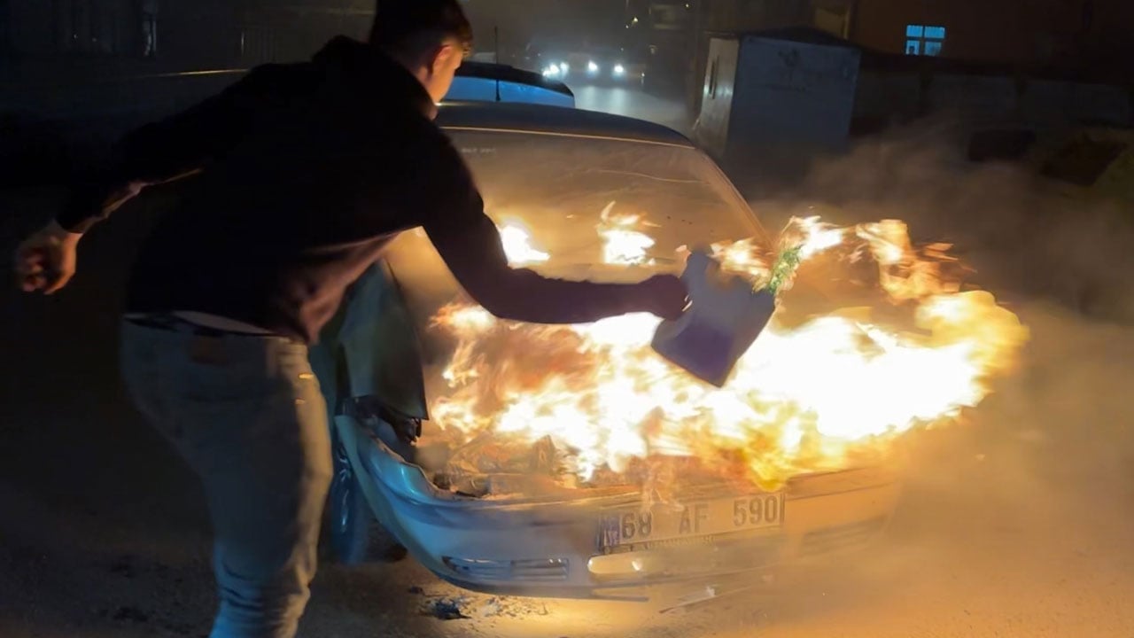 Şaka değil gerçek! Yanan otomobile antifriz döktü