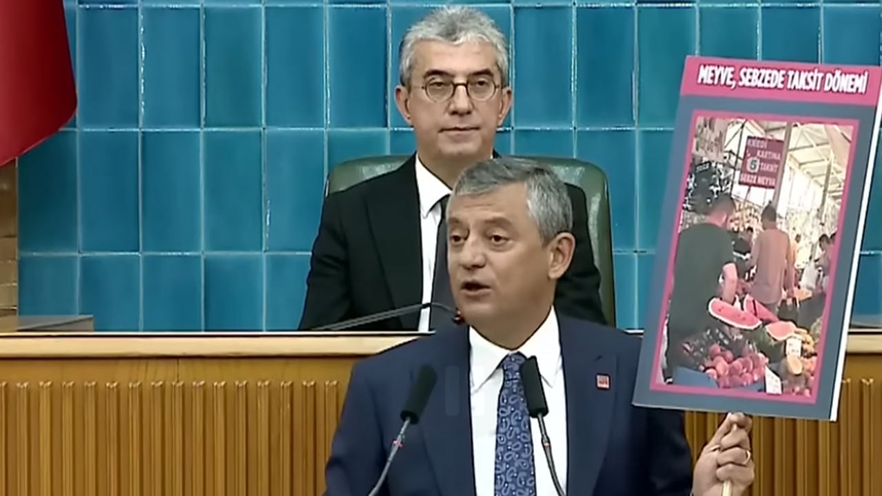 Foto - Şakadan bile siyasi rant devşirdiler! Pazarcı komik ama Özgür daha da komik