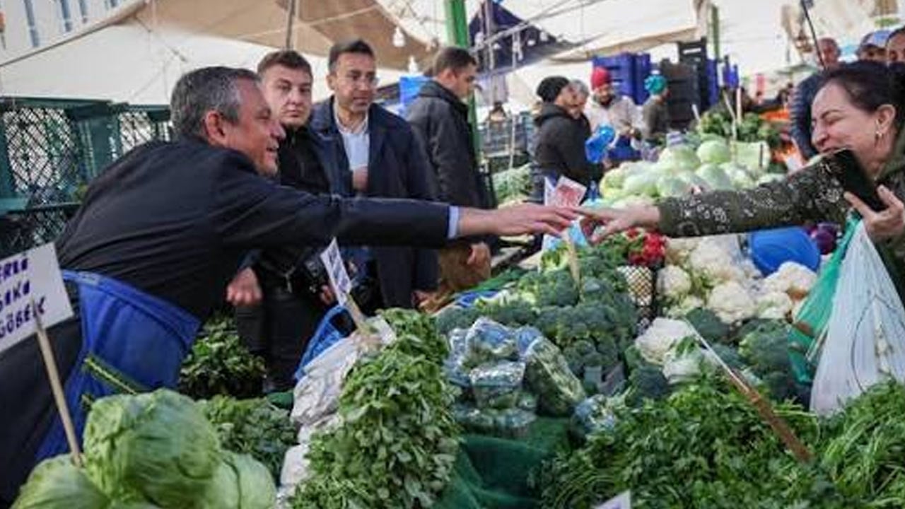 Foto - Şakadan bile siyasi rant devşirdiler! Pazarcı komik ama Özgür daha da komik
