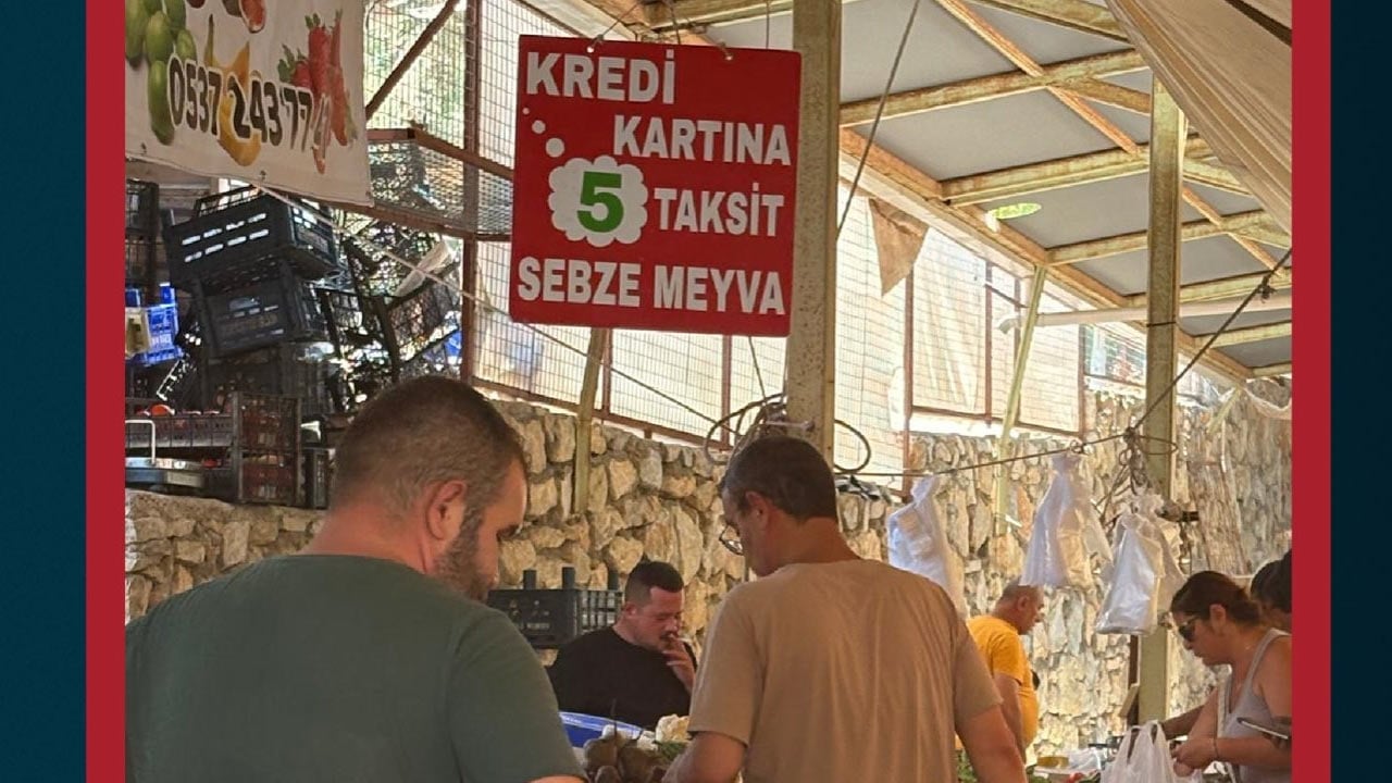 Foto - Şakadan bile siyasi rant devşirdiler! Pazarcı komik ama Özgür daha da komik