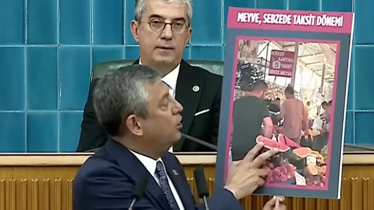 Foto - Şakadan bile siyasi rant devşirdiler! Pazarcı komik ama Özgür daha da komik