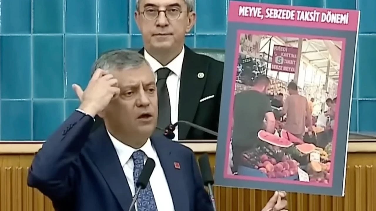 Foto - Şakadan bile siyasi rant devşirdiler! Pazarcı komik ama Özgür daha da komik