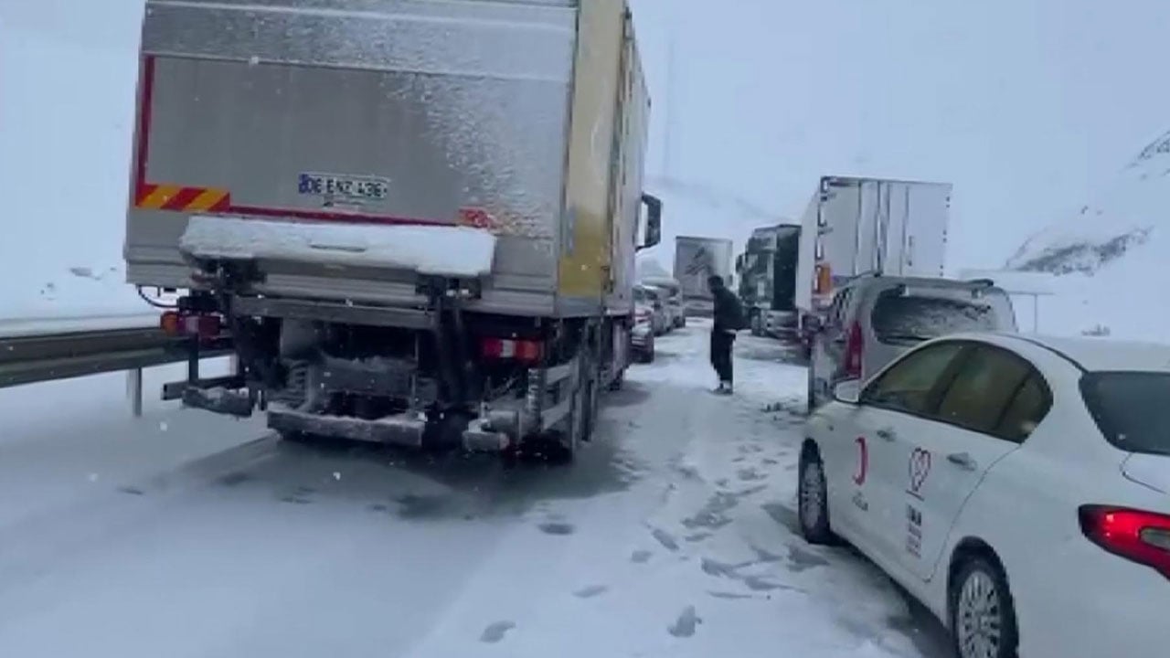 Foto - Sakaltutan’da hayat durdu! Nisan ayında kar sürprizi