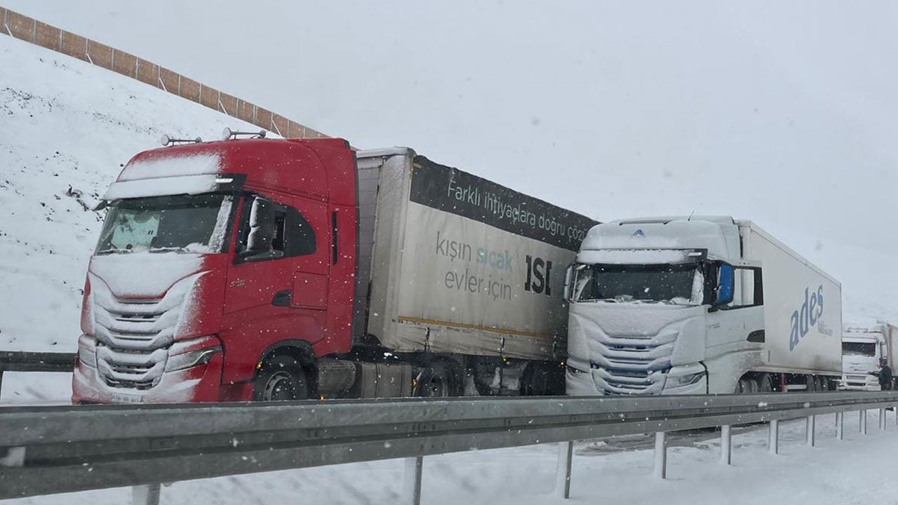 Foto - Sakaltutan’da hayat durdu! Nisan ayında kar sürprizi