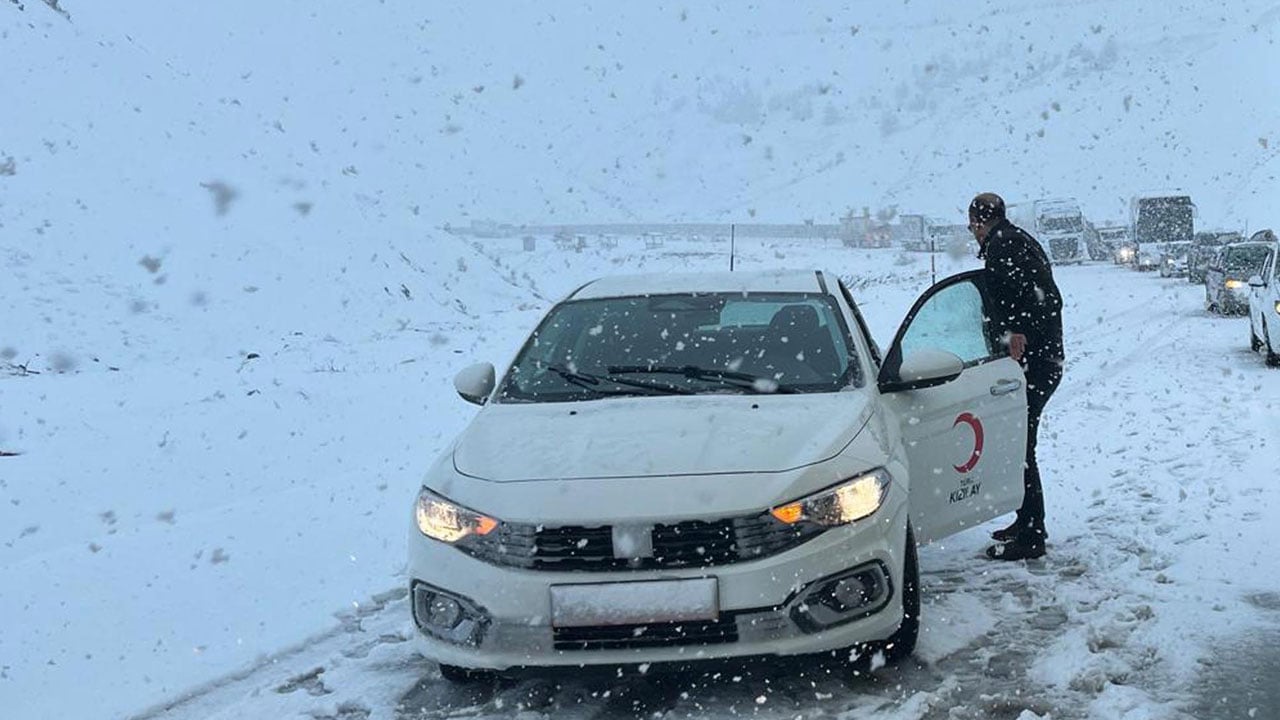 Foto - Sakaltutan’da hayat durdu! Nisan ayında kar sürprizi