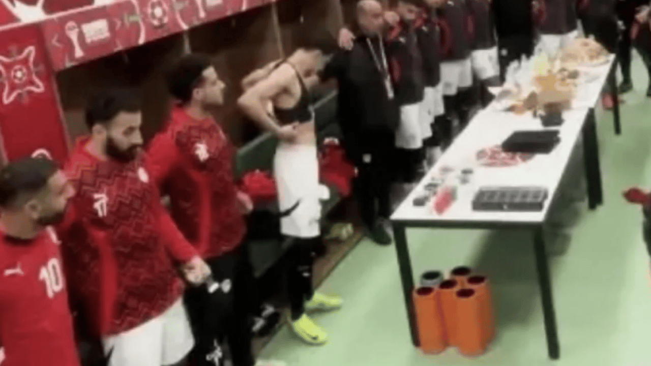 Foto - Salah'tan Noel paylaşımı geldi! İki gün önce sure okuyan adama bak yahu... Bir çizgin olsun be adam...