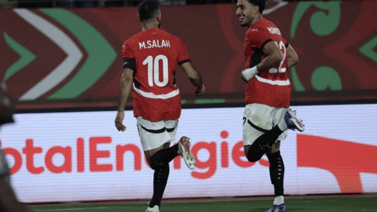 Salah'tan Noel paylaşımı geldi! İki gün önce sure okuyan adama bak yahu... Bir çizgin olsun be adam...