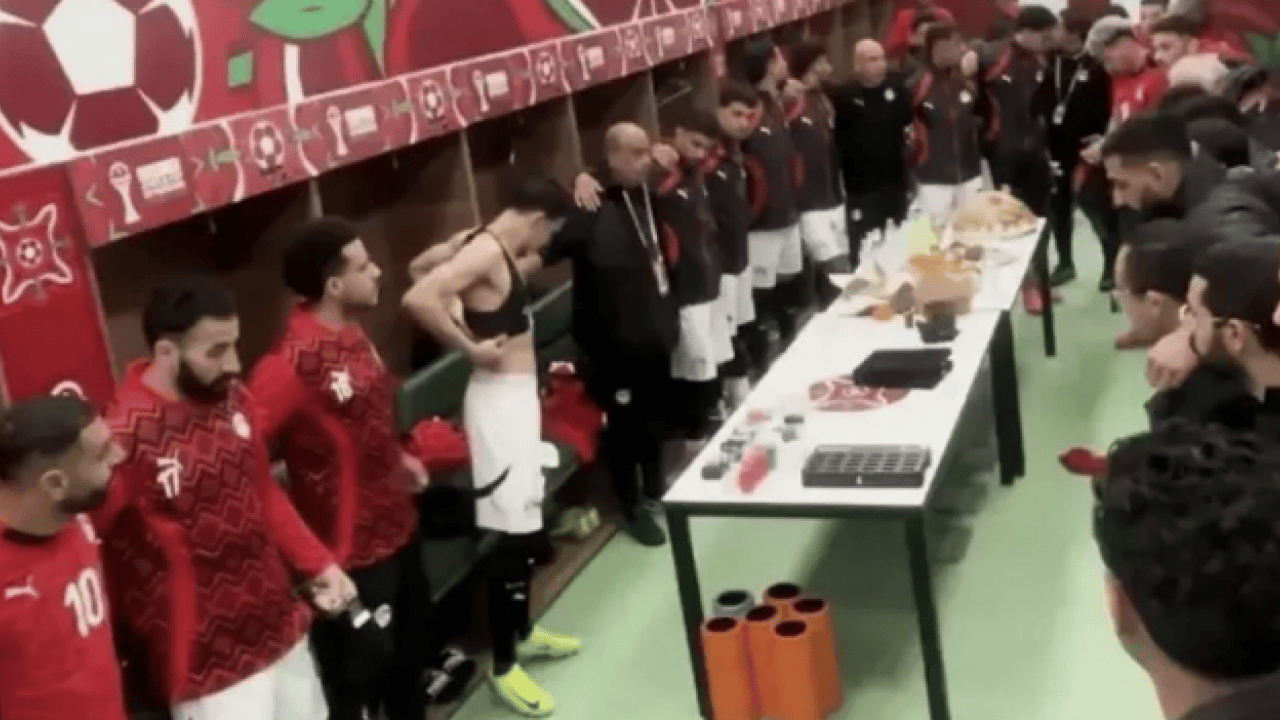 Foto - Salah'tan Noel paylaşımı geldi! İki gün önce sure okuyan adama bak yahu... Bir çizgin olsun be adam...