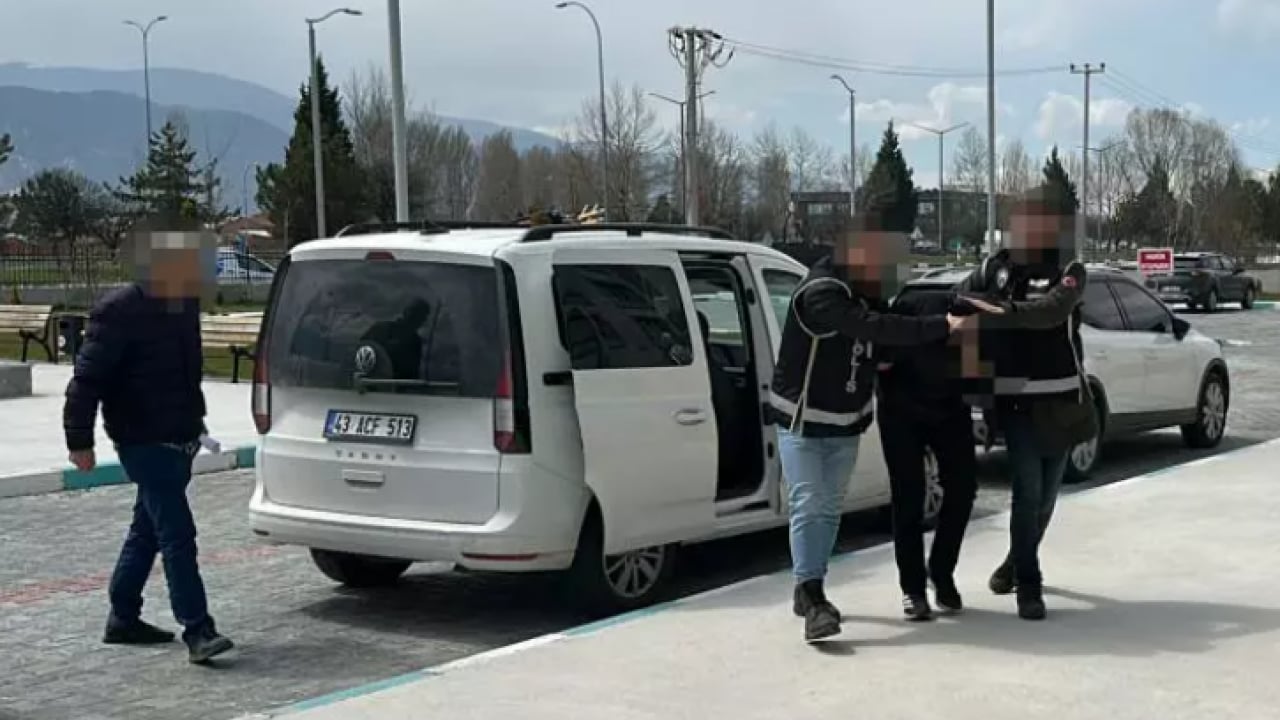 Foto - Saldırı hazırlığındaki 2 şüpheli yakalandı! Araçtan el bombaları çıktı!