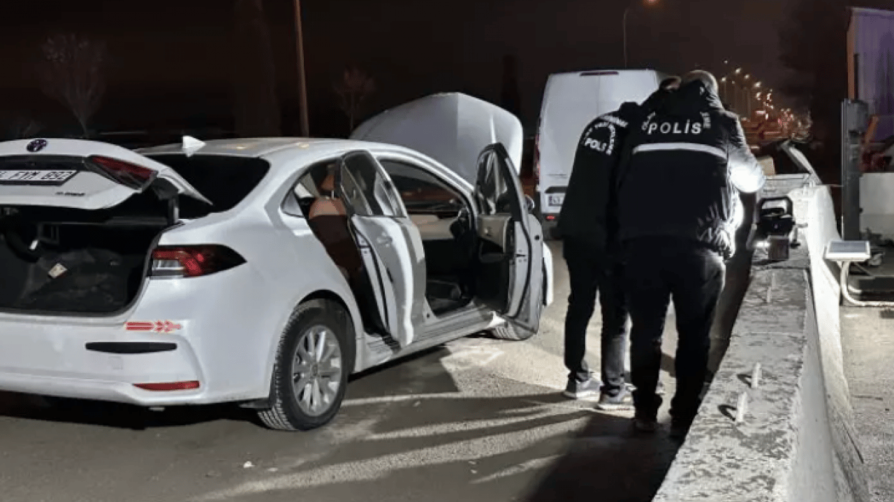 Foto - Saldırı hazırlığındaki 2 şüpheli yakalandı! Araçtan el bombaları çıktı!