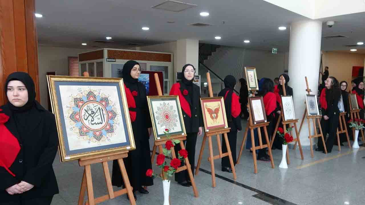 Foto - Salonda duygu dolu anlar: İmam Hatiplilerden muhteşem sergi 