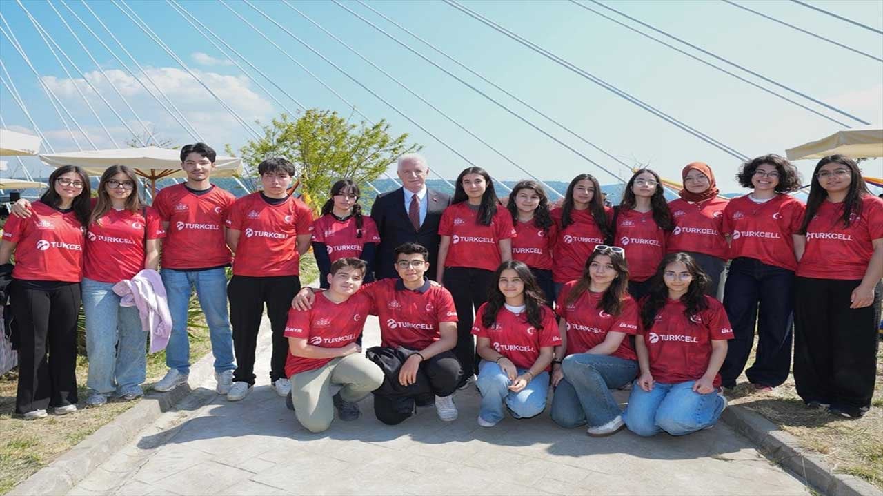 Foto - Şampiyonlara İstanbul Boğazı'nda bayram müjdesi! Vali Davut Gül LGS birincilerine burs müjdesini verdi!