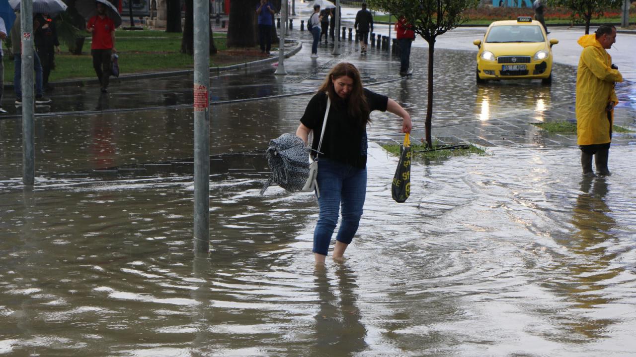 Foto - Samsun o alanda ilk ikiye girdi Sağanak yağış rekor getirdi